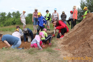 Более 300 находок обнаружили юные исследователи во время раскопок в Масиловичах