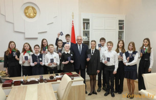 Школьница из Слонима получила паспорт гражданина Республики Беларусь из рук председателя Центральной избирательной комиссии