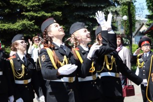 В Слониме кадеты-выпускники попрощались со знаменем
