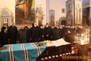 Тело почившего митрополита Филарета погребено за Крестовоздвиженским храмом Успенского Жировичского монастыря
