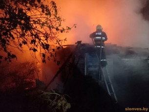 В Мижевичах от удара молнии загорелся нежилой дом