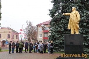 Слонимчане возложили цветы к памятнику Ленину (фото)