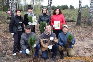 Работники редакции газеты «Слонімскі веснік» приняли участие в посадке молодых сосен