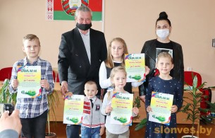 Дети получили награды за победу в конкурсе рисунков
