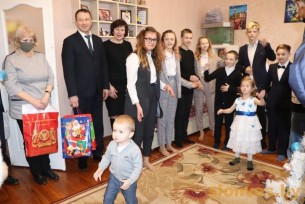 Дом семейного типа с подарками посетил председатель Слонимского райисполкома и другие гости