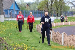 В Слониме в День работников физической культуры и спорта состоялись соревнования по скандинавской ходьбе