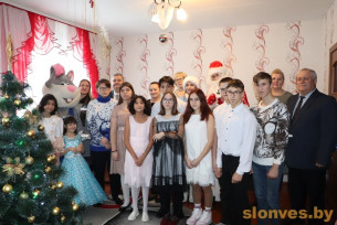 Новогодний хоровод в многодетной семье Аллы Николаевны Краснобаевой