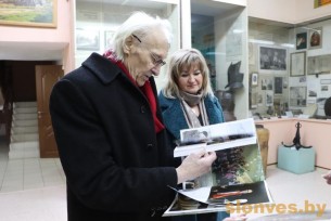Знаменитый скульптор Иван Миско подарил слонимским музеям книги